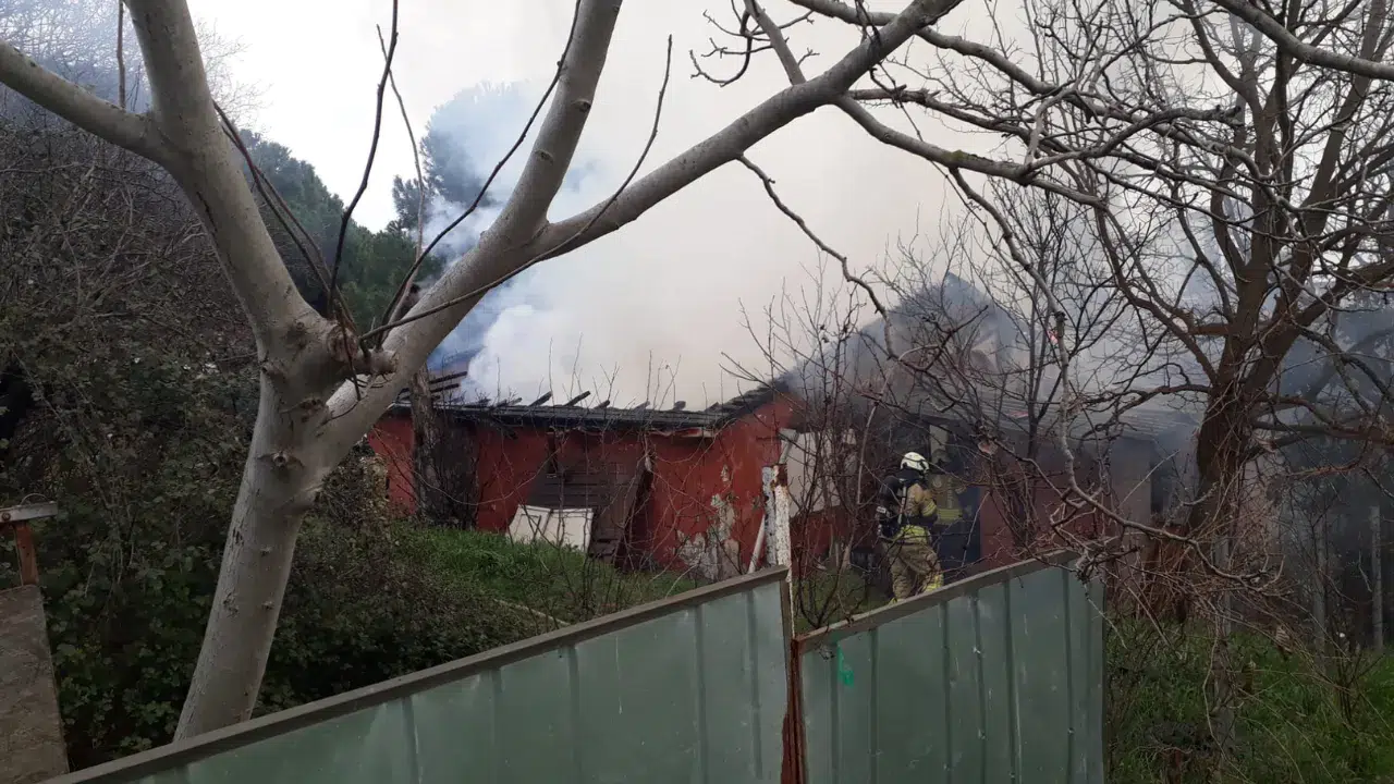 İstanbul Pendik'te yangın : Ev kullanılamaz hale geldi