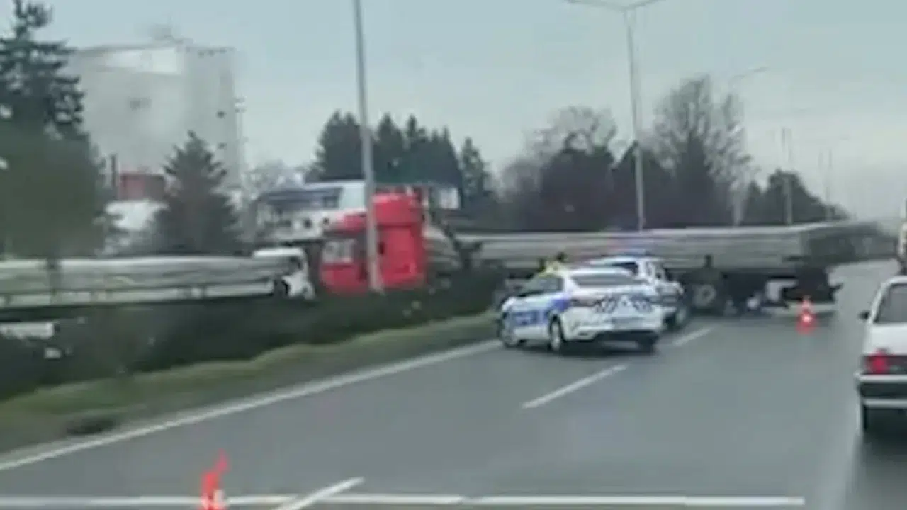 Bolu D-100 kara yolunda tır makasladı : Trafik uzun süre aksadı