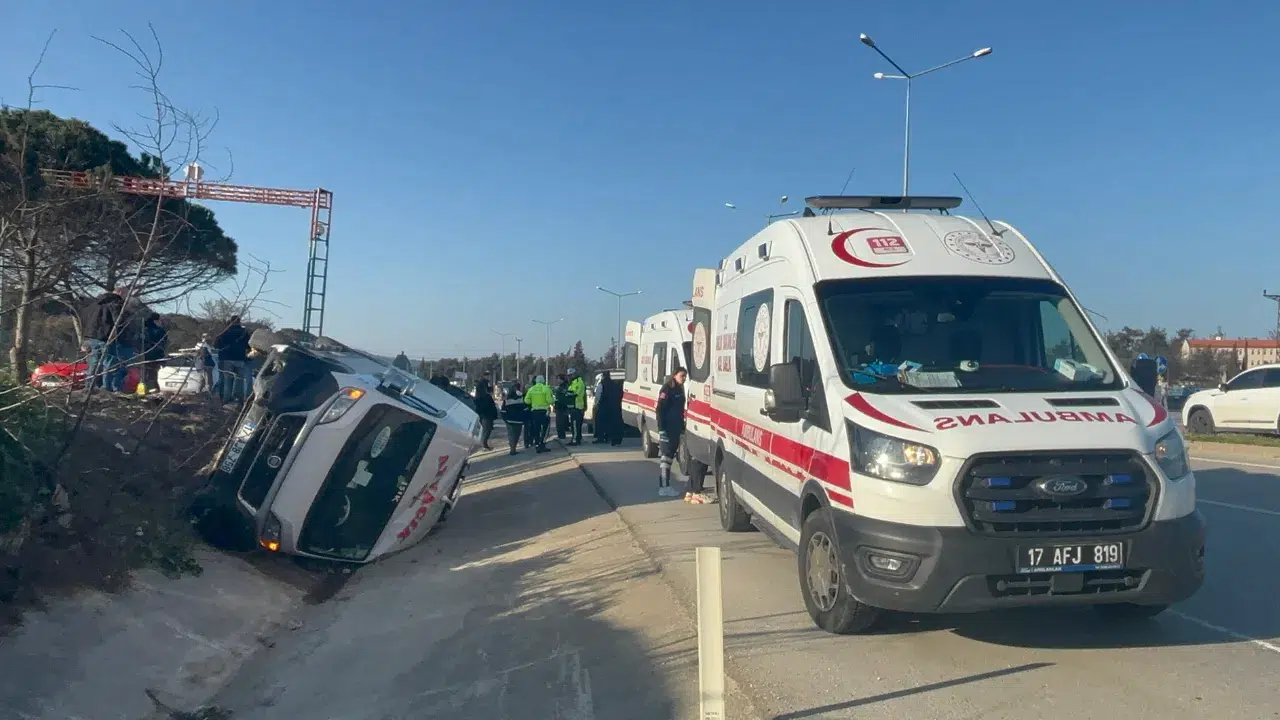 Çanakkale'de yolcu minibüsü devrildi : Öğrencilerin de bulunduğu 8 kişi yaralandı