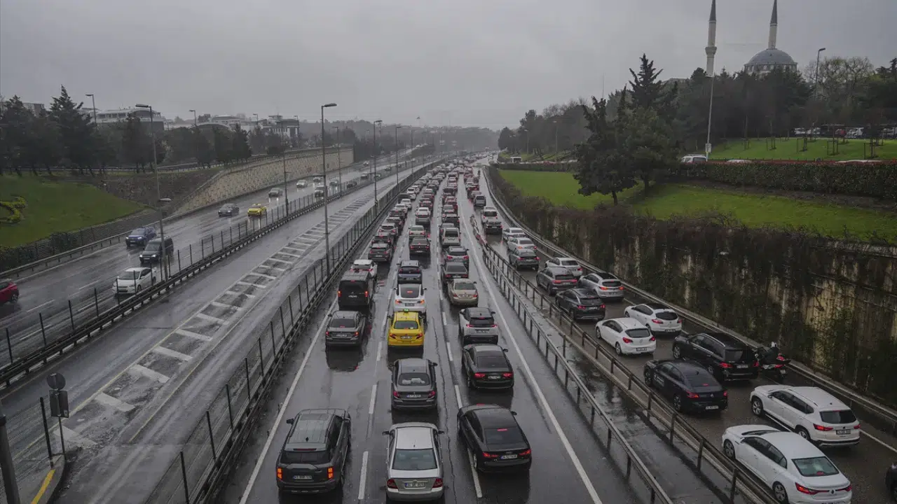 İstanbul’da bayram dönüşü trafik alarmı : Anadolu yakasında yoğunluk yüzde 78’e ulaştı