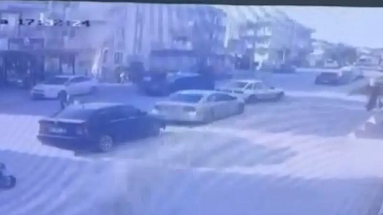 Antalya'da otomobille çarpışan motosikletteki 2 kişi metrelerce savruldu : 3 yaralı