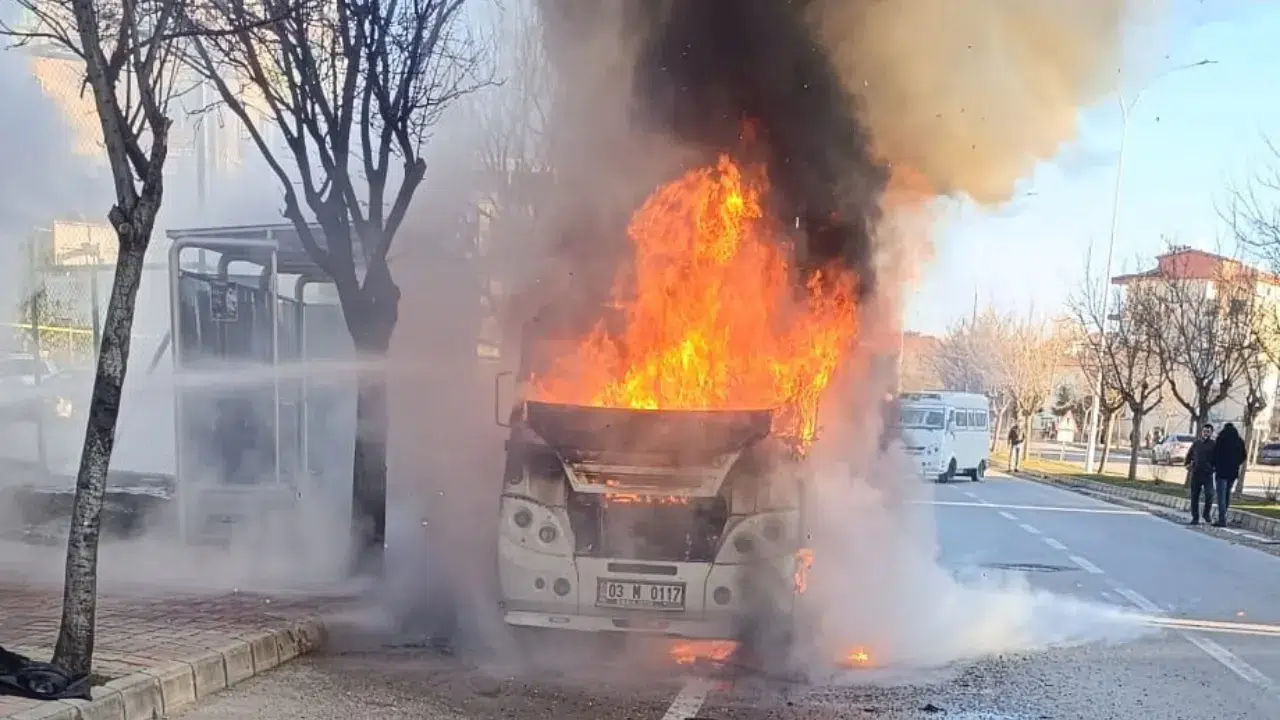 Afyonkarahisar’da minibüste çıkan yangın paniğe neden oldu