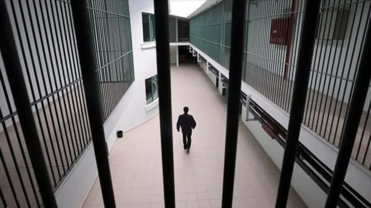 Adana'da bir ev ve iş yerinde 6 bin 247 ilaç ve 216 tıbbi cihaz ele geçirildi