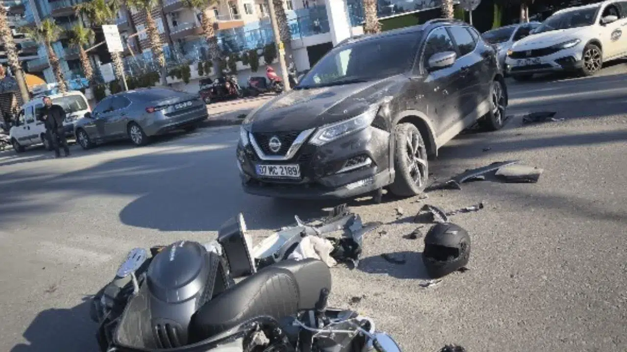 Antalya'da otomobil ile motosiklet çarpıştı : 23 yaşındaki genç hayatını kaybetti