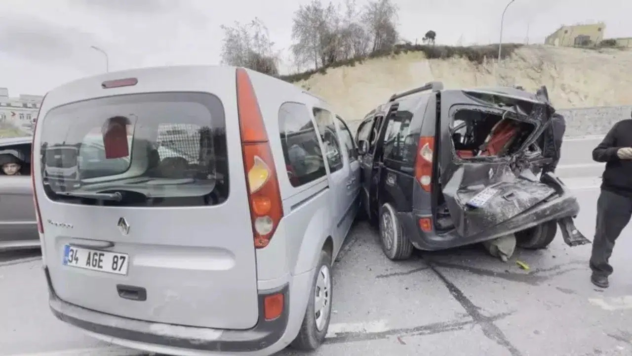 Arnavutköy'de 4 araçlı zincirleme kazada 6 kişi yaralandı