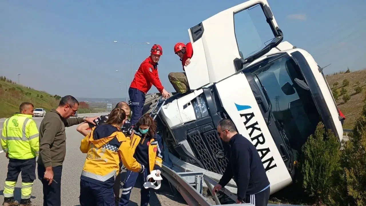 İstanbul-İzmir Otoyolu'nda kaza : Tek taraflı kazada sürücü araca sıkıştı