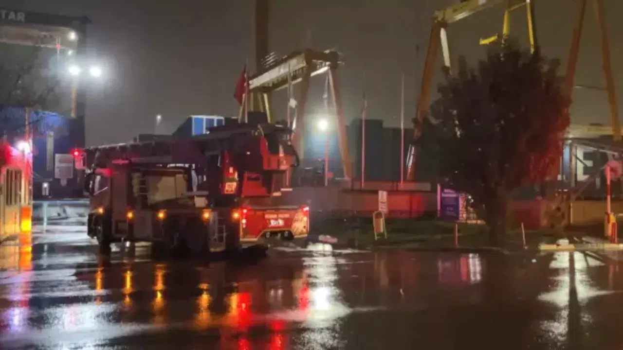 Tuzla tersaneler bölgesinde gemi yangını : 120 metrelik kuru yük gemisindeki alevler söndürüldü