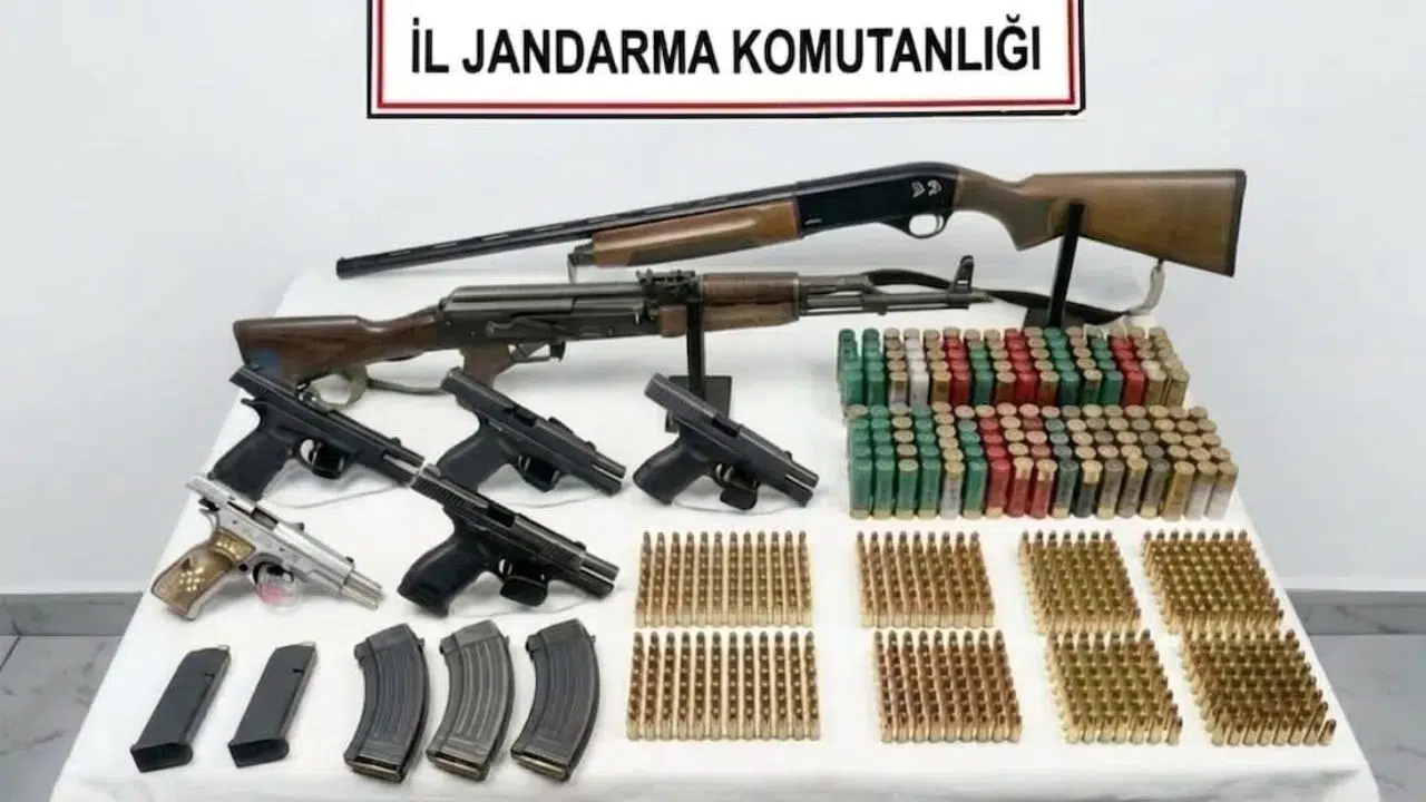 Diyarbakır'da kaçak silah operasyonu : AK-47 ve çok sayıda tabanca ele geçirildi