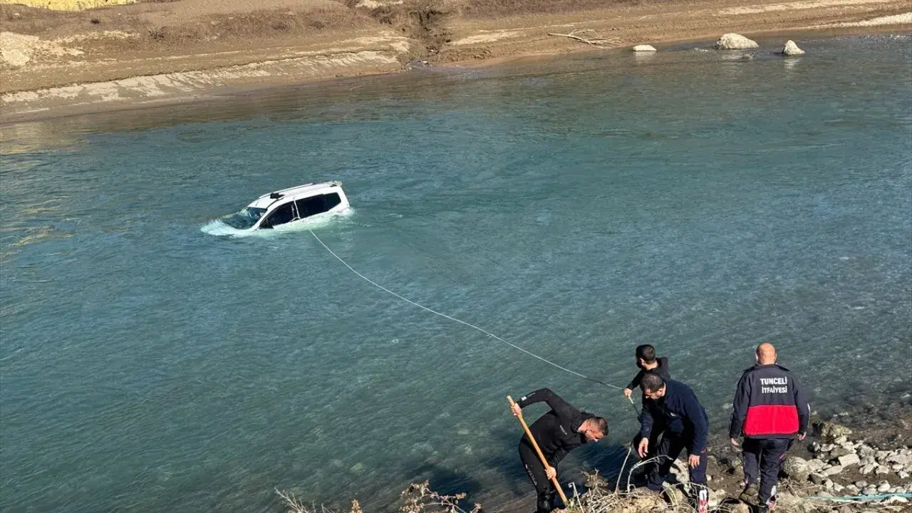 Tunceli'de otomobil Munzur Çayı'na düştü : Sürücü kurtarıldı
