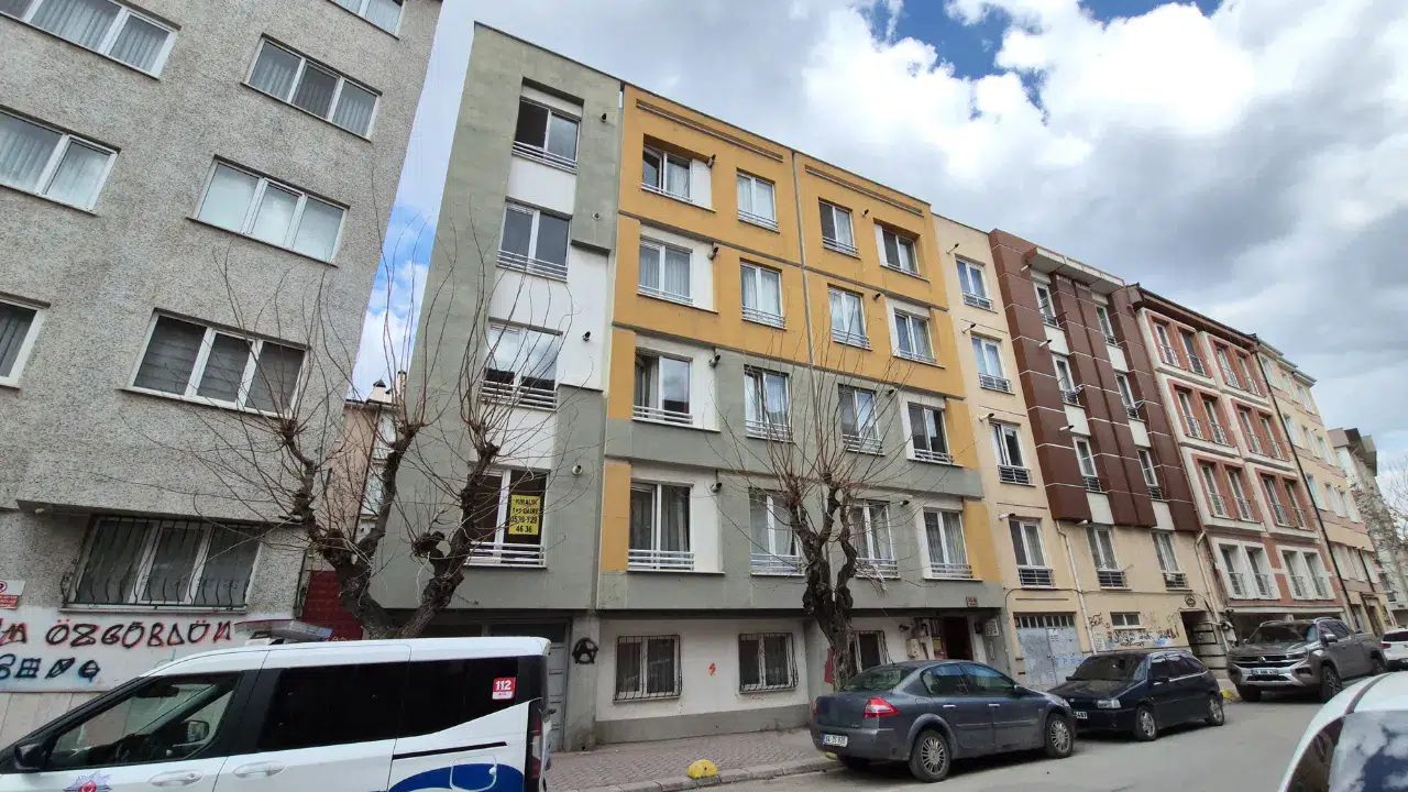 Eskişehir’de 4’üncü kattan düşen üniversite öğrencisi genç kız ağır yaralandı