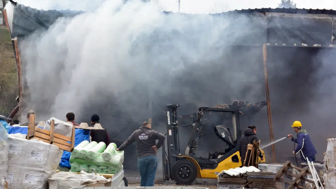 Bolu'da inşaat malzemeleri deposunda yangın