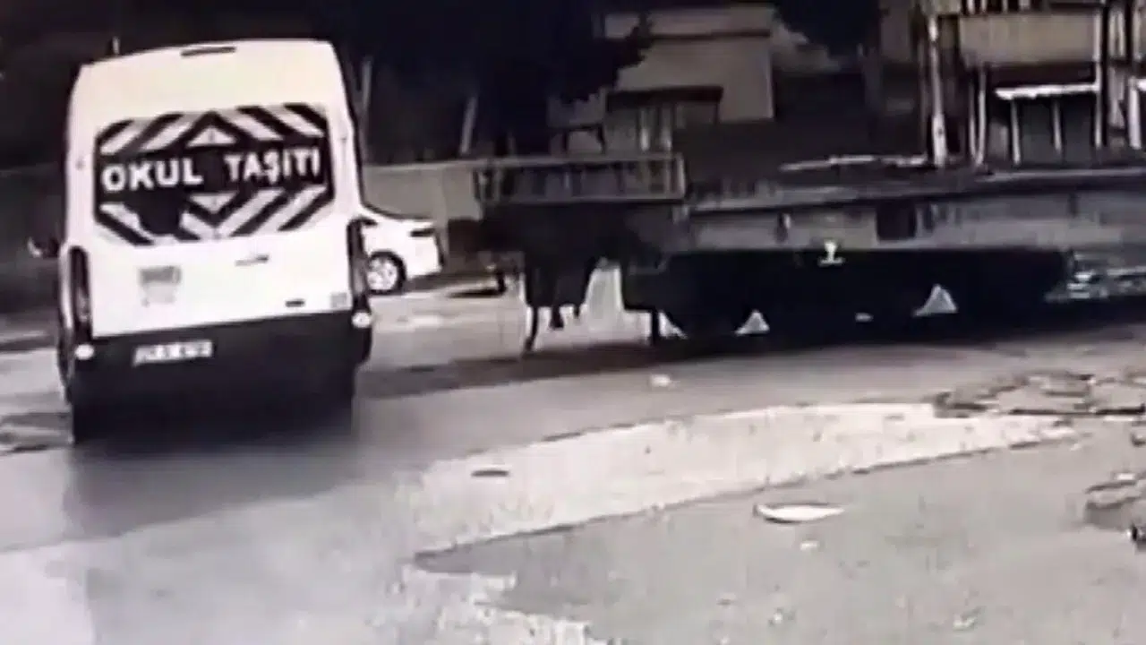 Gaziantep'te hemzemin geçitte kaza : Öğrenci servisine tren çarptı