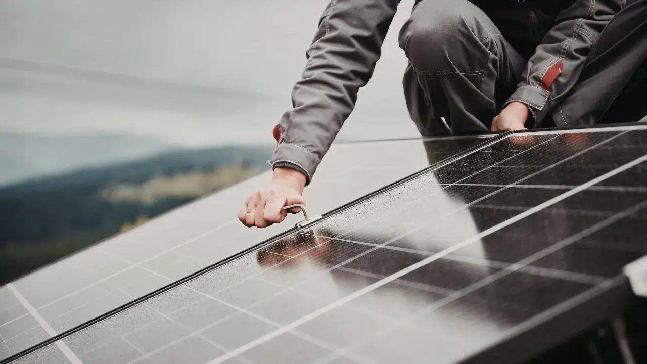 Güneş enerjisinde fizik kuralları altüst oldu : Japon ve Alman bilim insanlarından %130 verimlilik atılımı