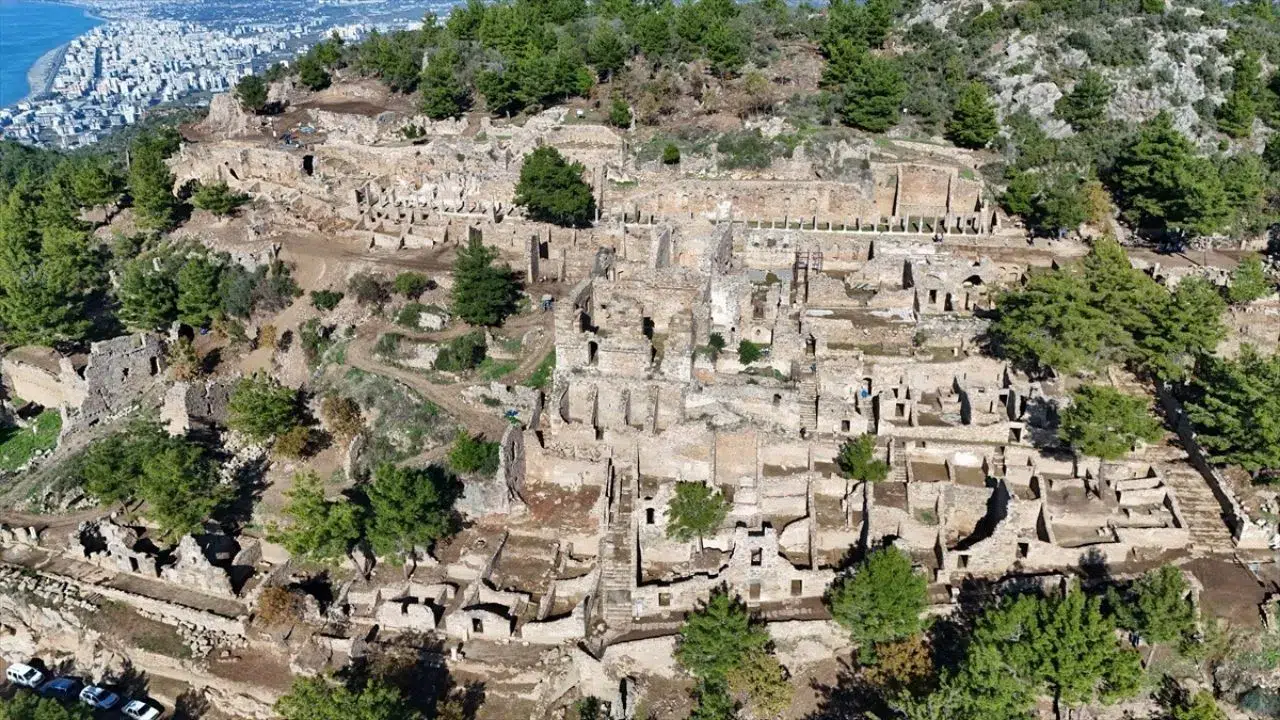 Syedra Antik Kenti’nde 1500 yıllık mozaik bulundu: Üzerinde kıskanan çatlasın yazıyor