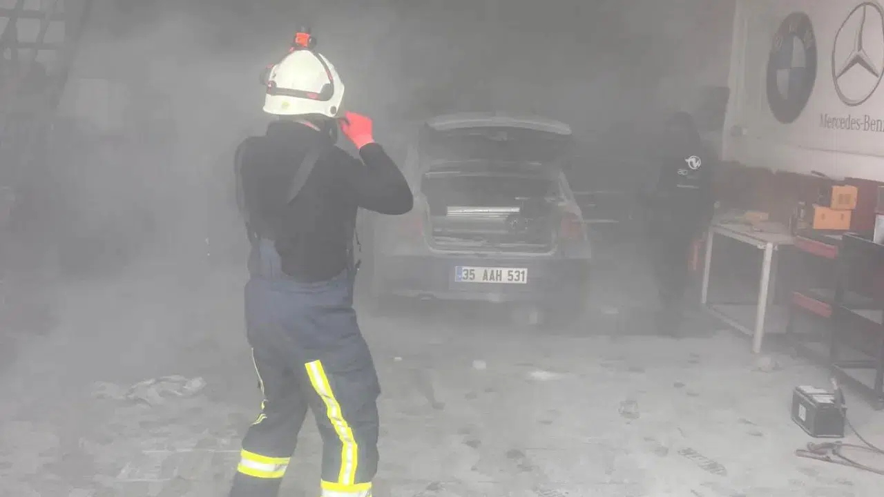 Van'da yangın: Sanayideki otomobil alev aldı