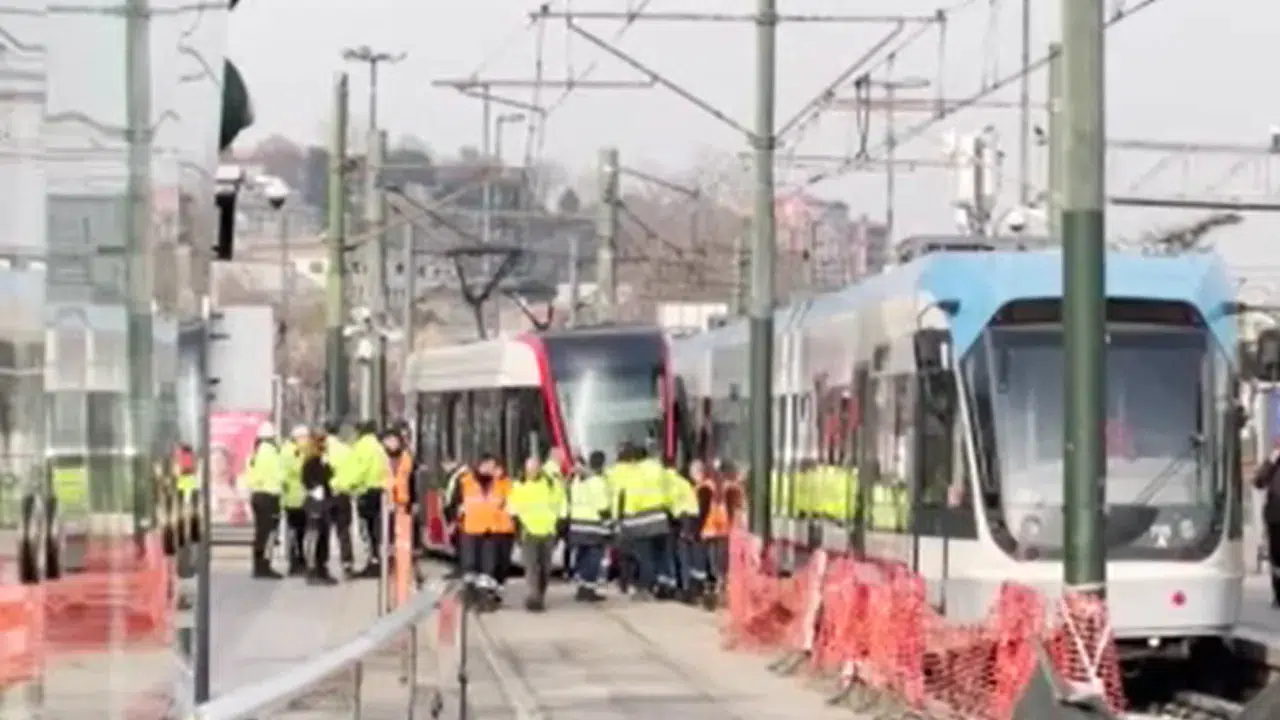 Eminönü’nde tramvay raydan çıktı , seferlerde aksama yaşandı