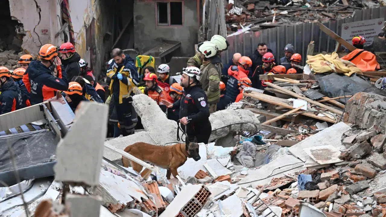 Fatih'te çöken binada enkaz çalışmaları devam ediyor
