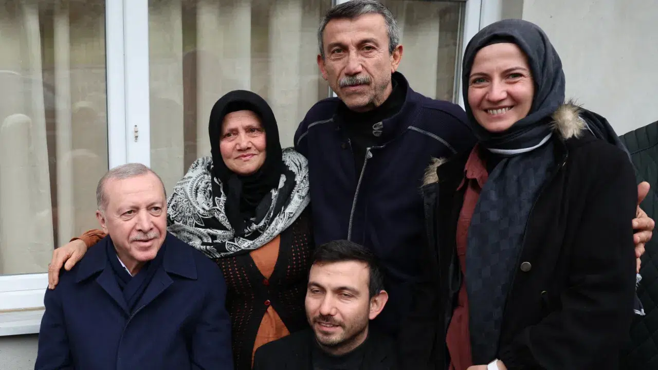 Cumhurbaşkanı Erdoğan Rize'de komşularıyla bayramlaştı