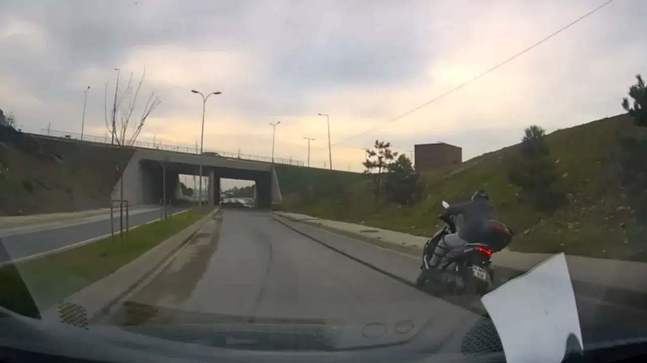 Başakşehir’de çukura giren motosiklet sürücüsü yere düştü