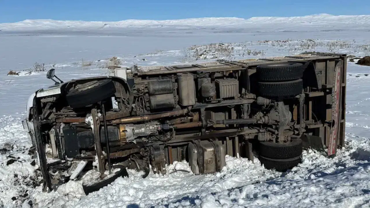Kars’ta kamyon şarampole devrildi : Sürücü yaralandı