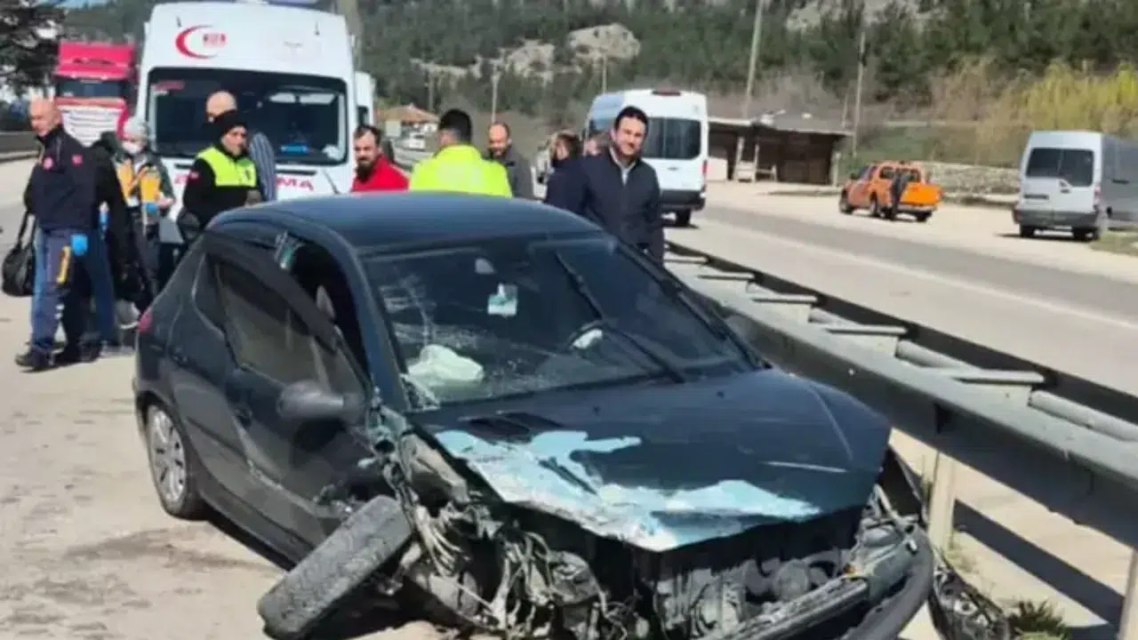 Amasya’da trafik kazası : Otomobil ile kamyonet çarpıştı, 3 kişi yaralandı