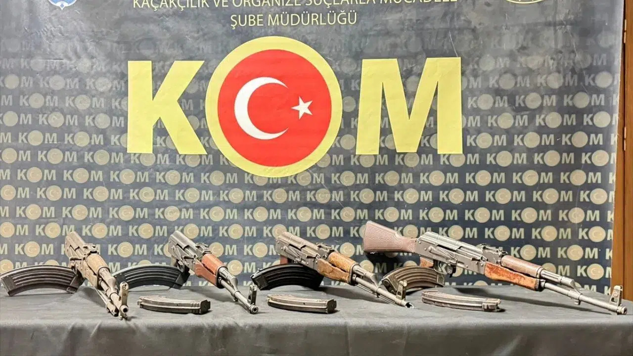 Hatay'da bir otomobilden cephanelik çıktı : 4 zanlı tutuklandı
