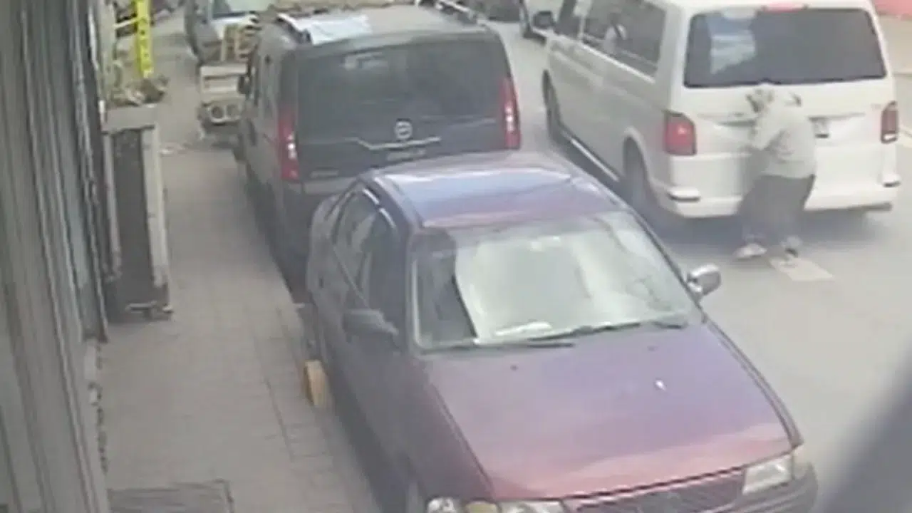 Fatih'te arabanın altında kalan yaşlı kadın metrelerce sürüklendi