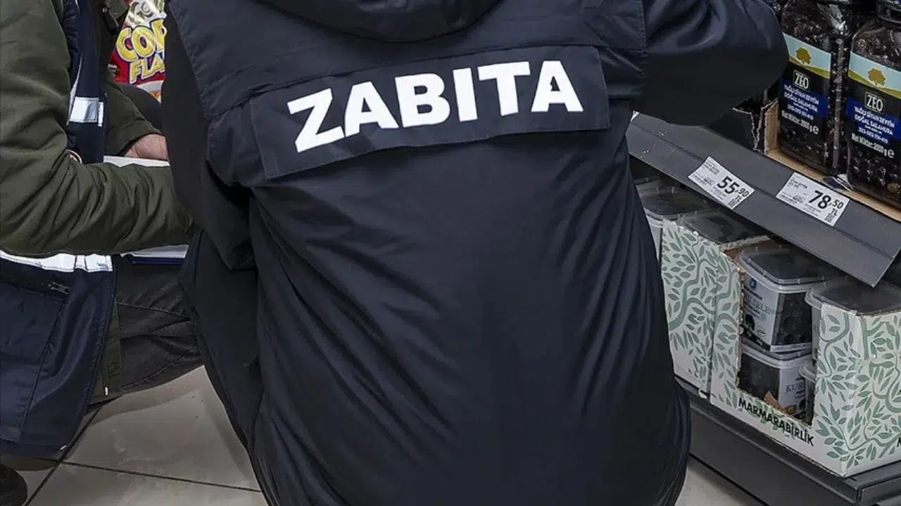 Trafikte mahsur kalan aileye zabıta yetişti : 3 aylık bebek hastaneye ulaştırıldı