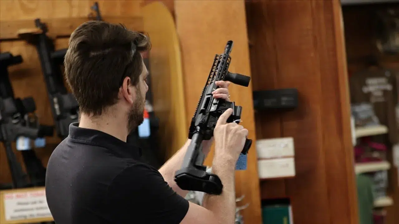 İsrail'de bireysel silahlanmanın önü açıldı : 300 bin kişiye izin çıkıyor