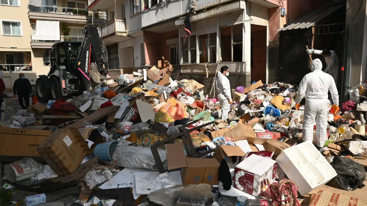 İzmir'de çöp ev operasyonu : Evden 12 kamyon atık çıktı