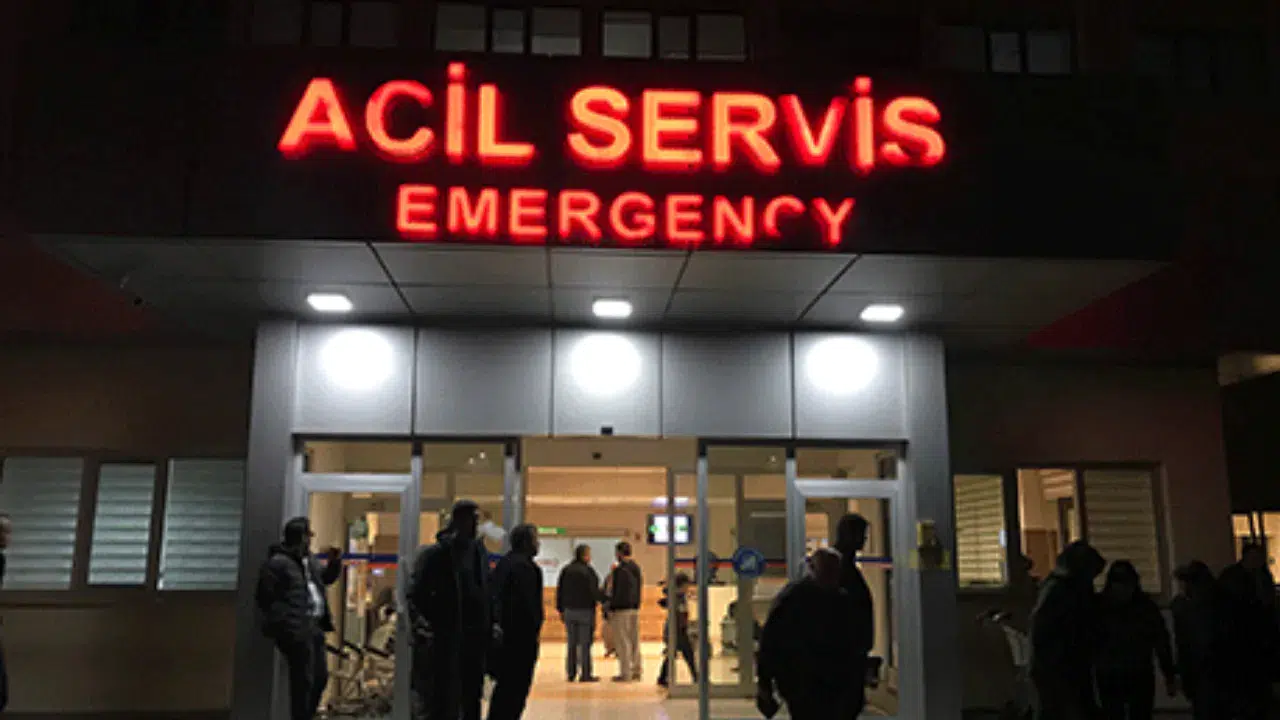 Antalya’da bariyerlere çarpan motosiklet sürücüsü öldü