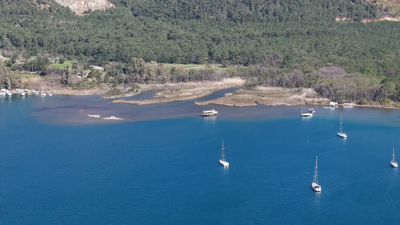 Marmaris'te deniz suyu çekildi, kıyıda kum adacıkları oluştu
