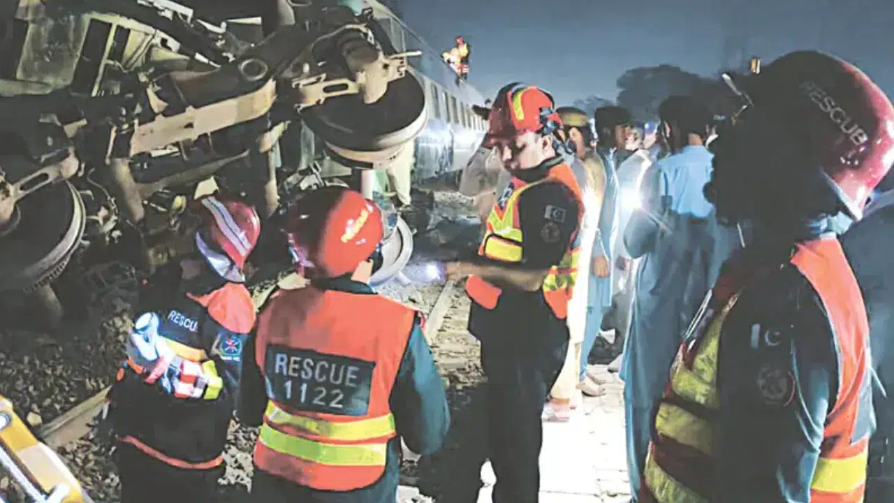 Pakistan'da tren faciası : Tezgam Ekspresi raydan çıktı, 26 yaralı