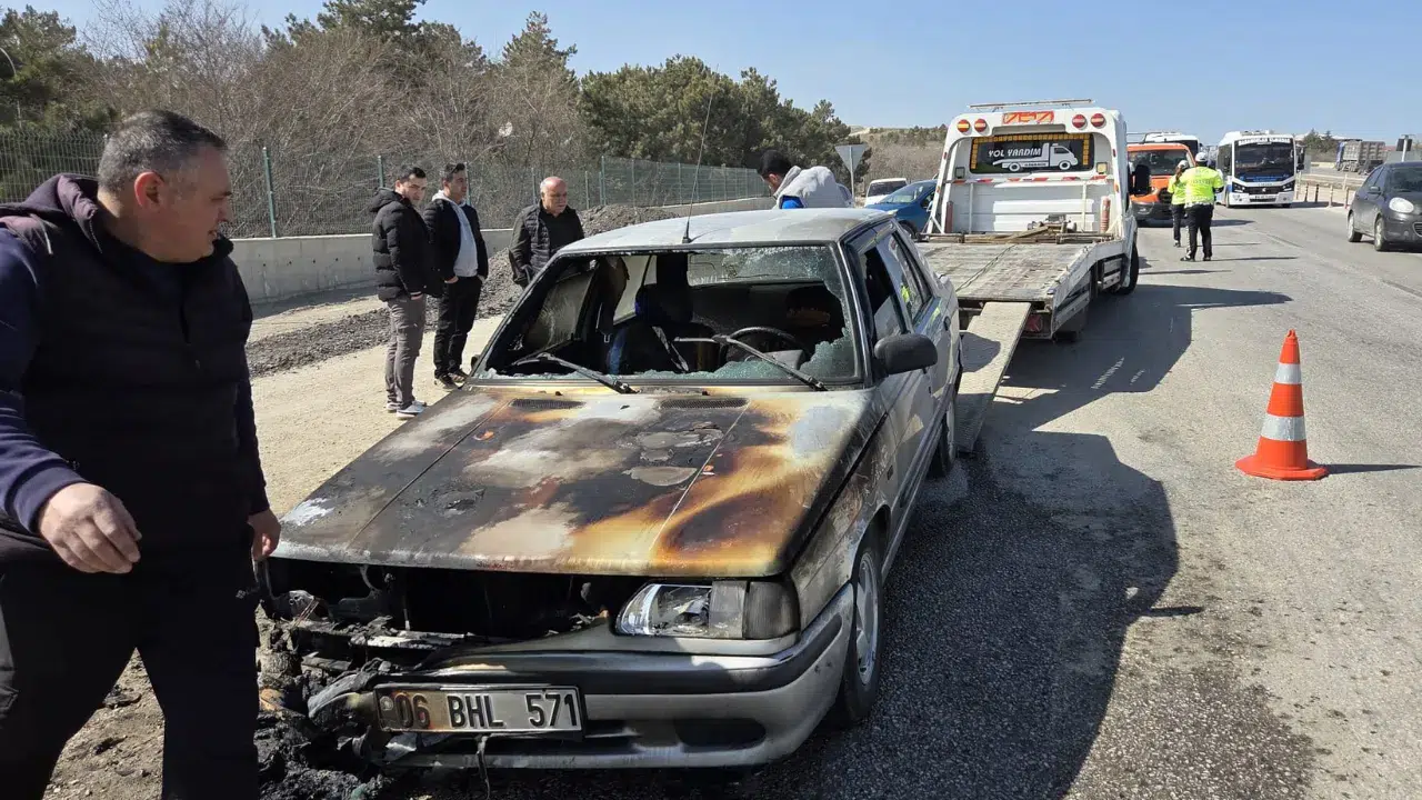 Ankara'da seyir halindeki araç alev alev yandı