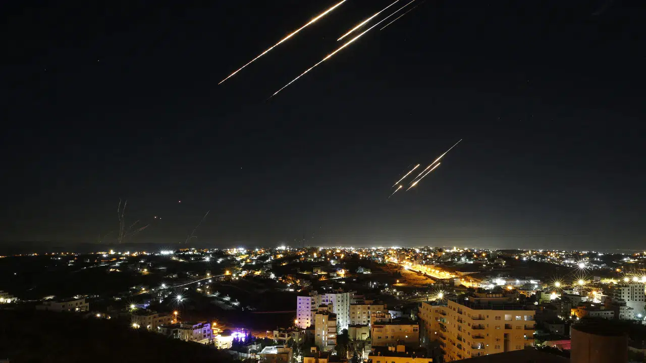 İran füzeleri İsrail'i vurdu : Tel Aviv'de sirenler çaldı, 1 kişi öldü