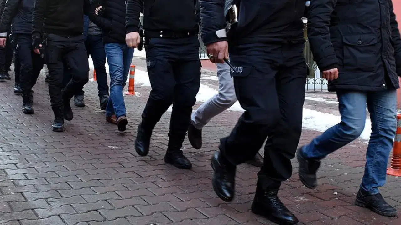 Adana'da uyuşturucu suçundan hapis cezası bulunan 19 hükümlü yakalandı