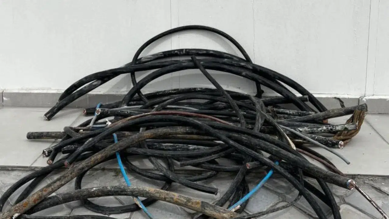 Aydın'ın Söke ilçesinde fabrika hırsızlığı : 150 metre bakır kablo çaldılar