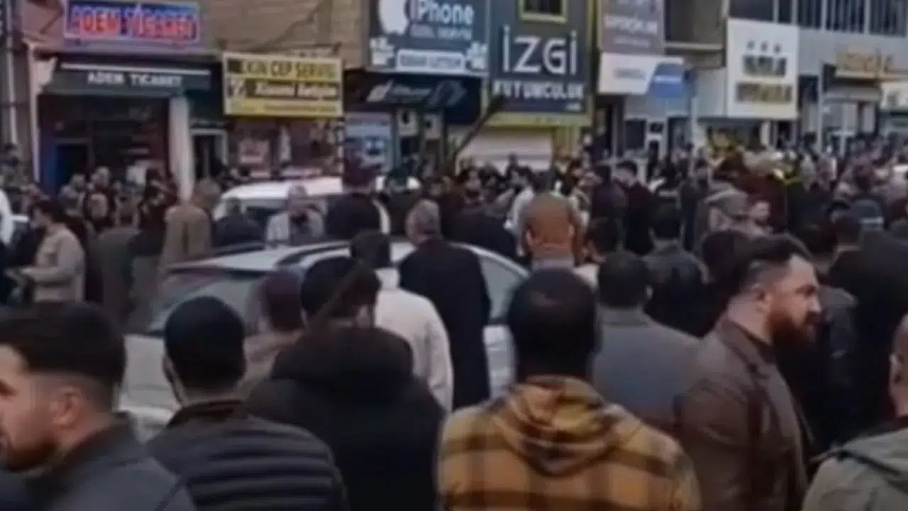 Van Erciş'te taşlı sopalı kavga : 3 kişi yaralandı