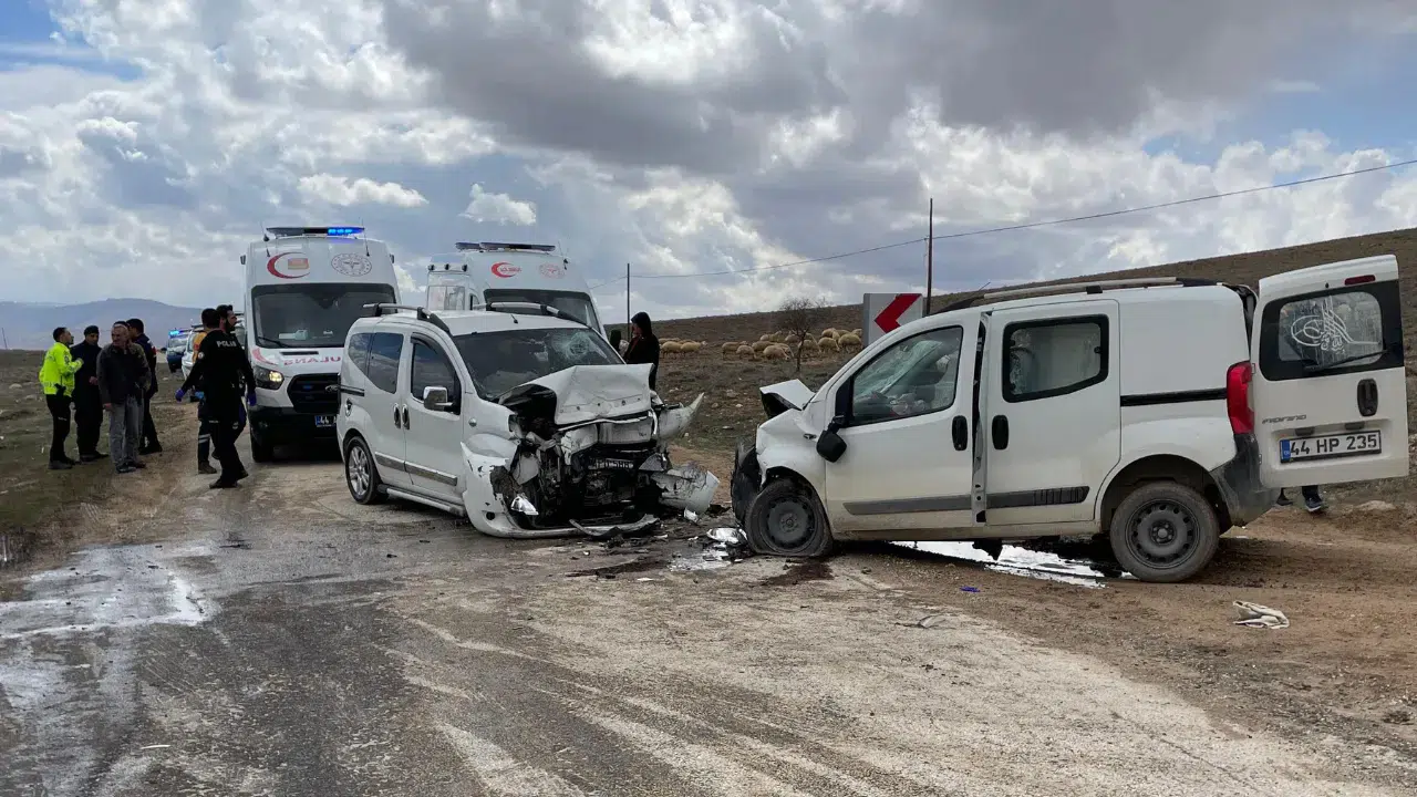 Malatya'da 2 araç çarpıştı : Kazada 4 kişi yaralandı