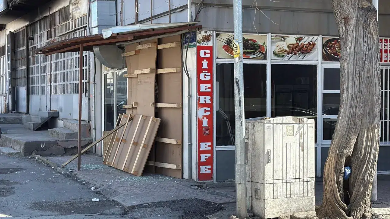 Diyarbakır'da kaza : Araç iş yerine daldı