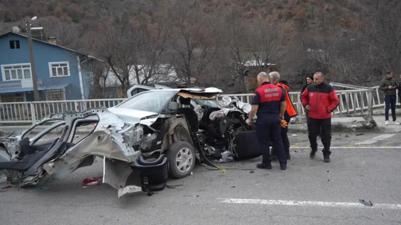 Gümüşhane'de feci kaza : Biri bebek 3 kişilik aile ölümden döndü