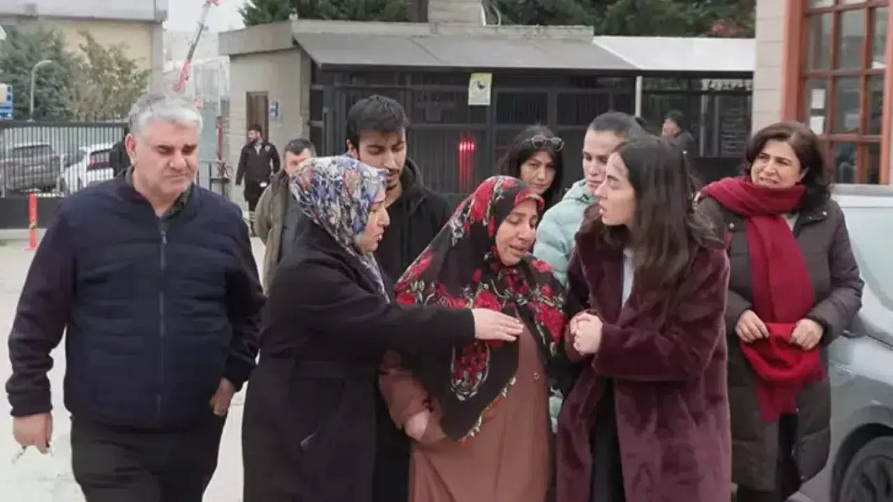 Zeytinburnu'nda ölü bulunan anne ve kızının cenazesi yakınlarına teslim edildi