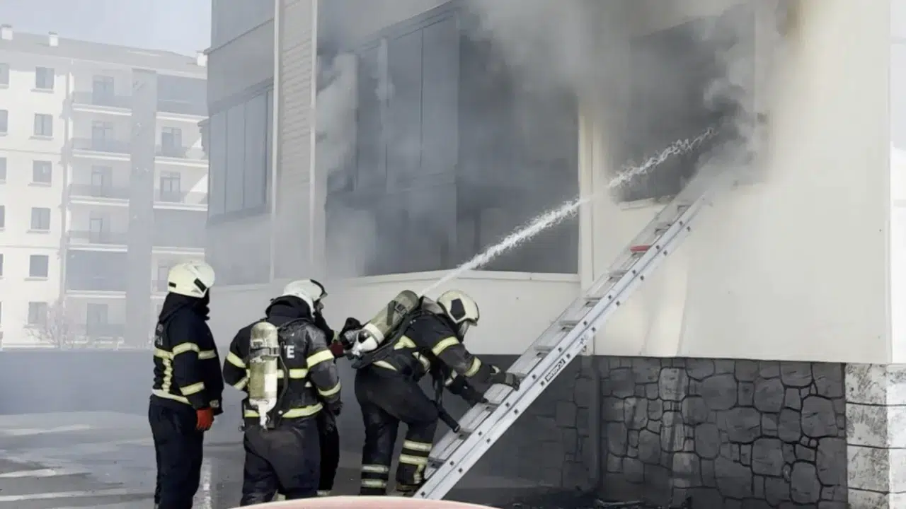 Aksaray'da prizde unutulan şarj aleti yangına neden oldu