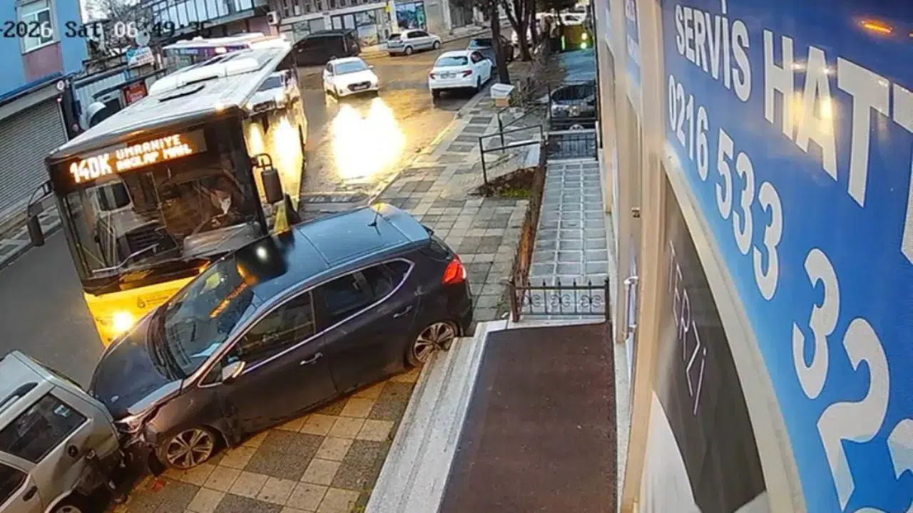 Ümraniye'de kaza : İETT otobüsü park halindeki araçlara çarptı