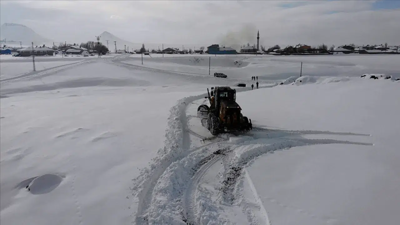 Erzurum ve Kars'ta kar etkisi : 14 yerleşim yerine ulaşım sağlanamıyor