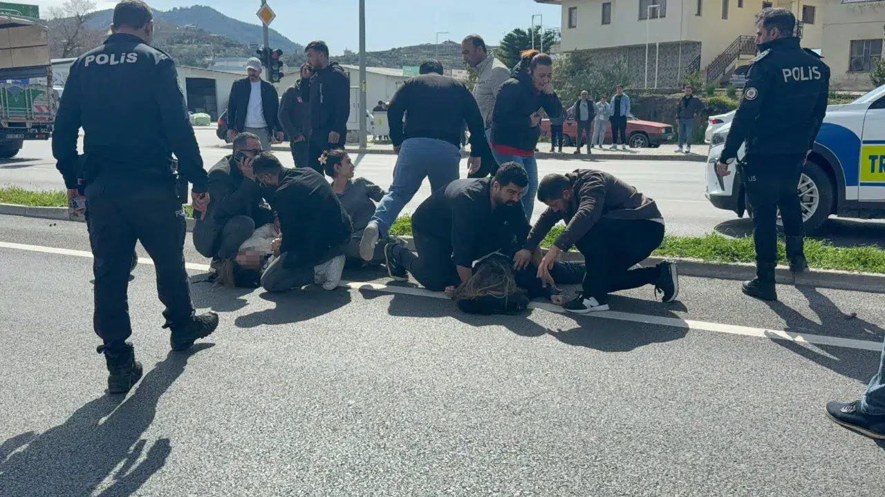 Antalya'da motosiklet ile otomobil kavşakta çarpıştı : 2 yaralı