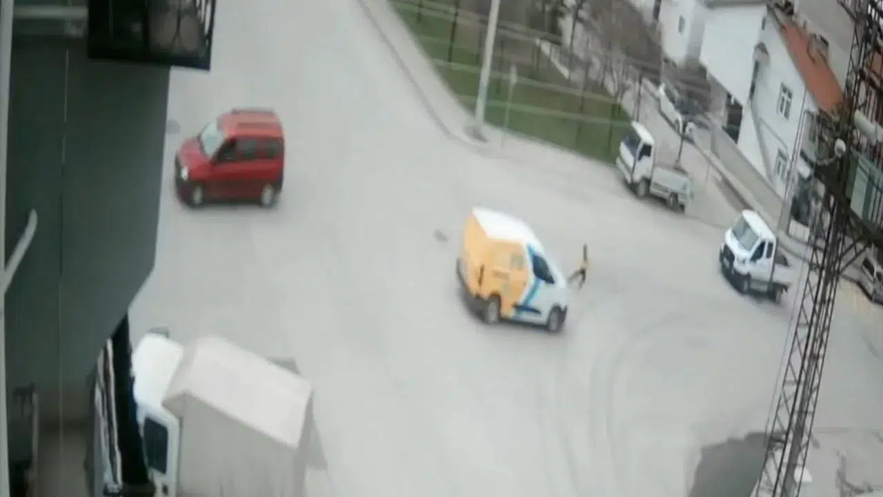 Karaman'da kaza : Savrulan çocuk ayağa kalkıp yoluna ilerledi