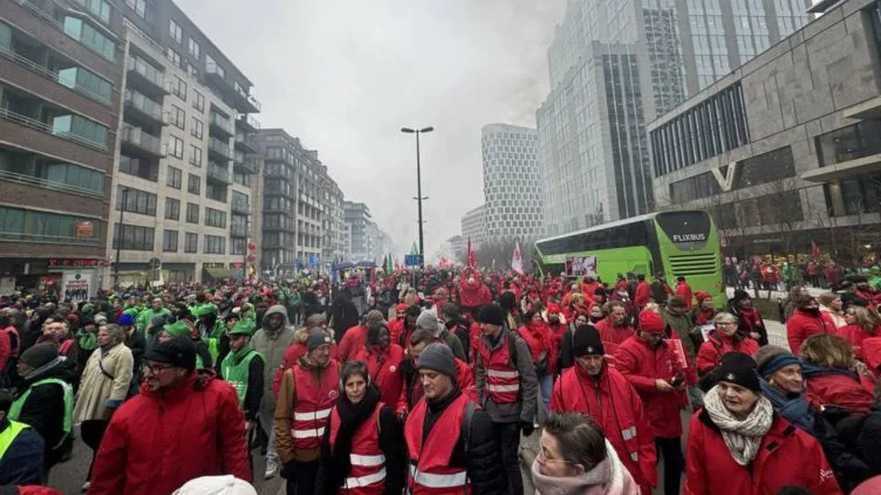 Karşıyaka Belediyesi'nde işçiler ayağa kalktı : Taksit taksit maaş istemiyoruz