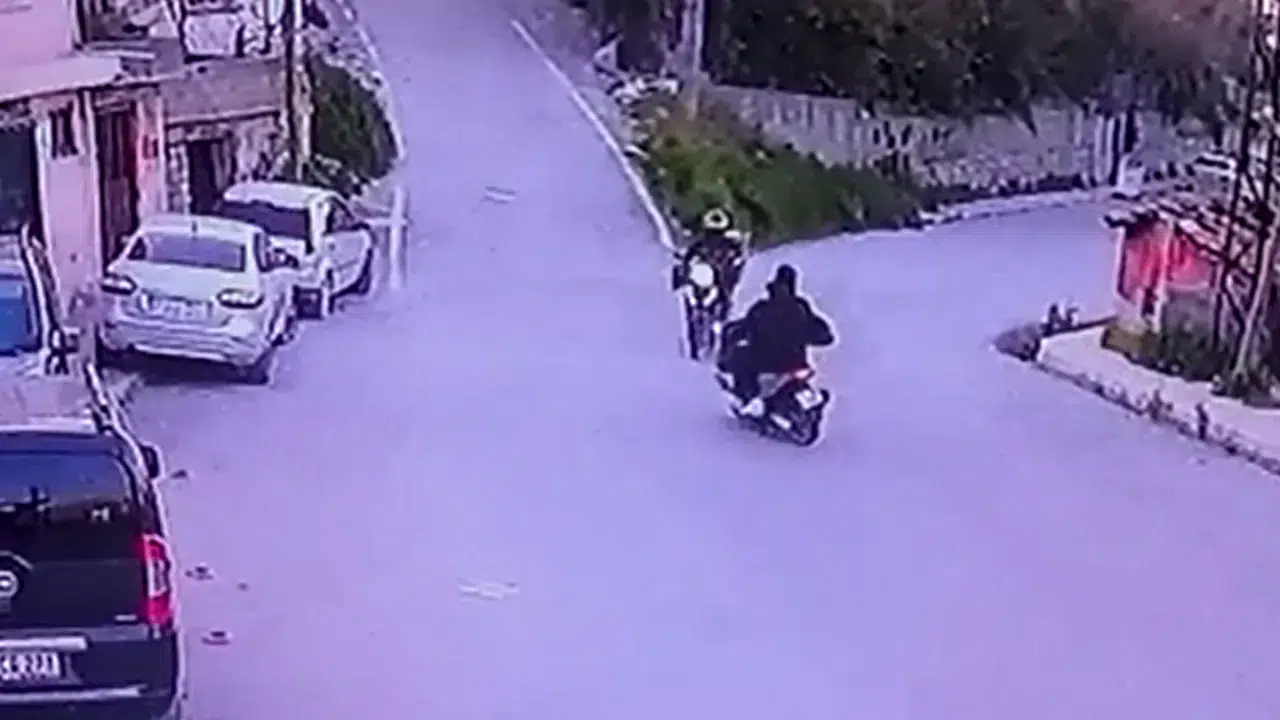 Hatay İskenderun’da motosiklet kazası : 3 kişi yaralandı, kaza güvenlik kamerasına yansıdı