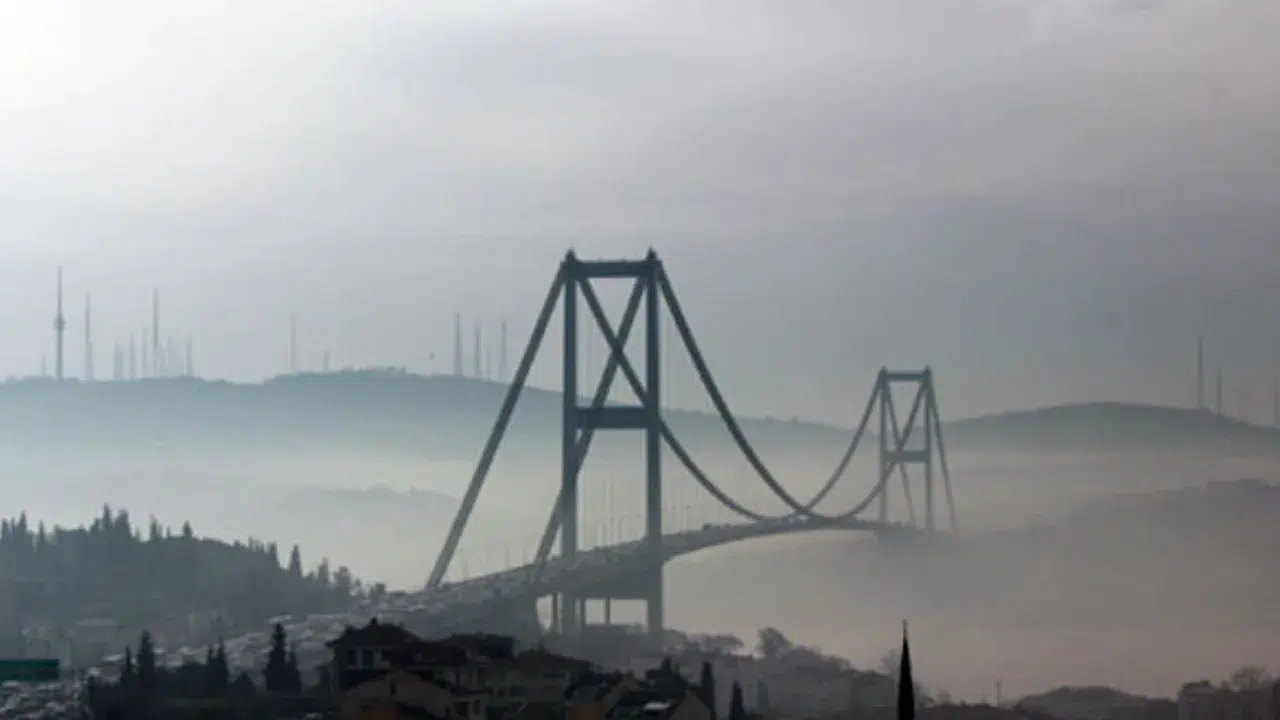 İstanbul'da sabah saatlerinde sis hakim